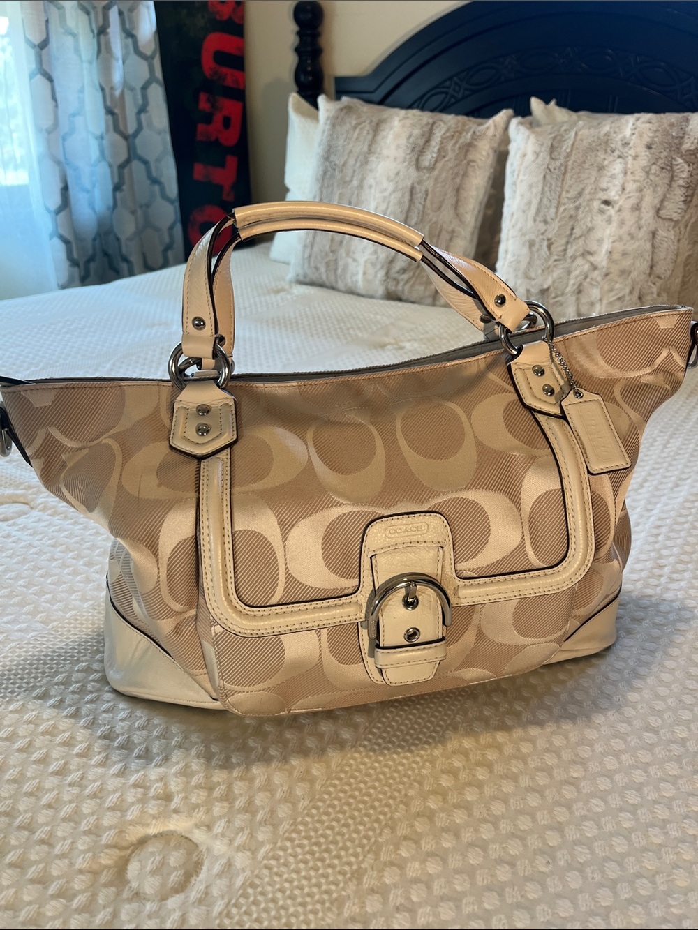 Coach Beige & Ivory Signature Shoulder Tote #(P-18)